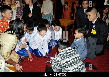 Le Prince Dipangkorn Rasmijoti Sirivibulajakumar ( né le 29 avril 2005 est héritier du trône de Thaïlande . Il est le fils du roi Varijalongkorn , sa mère Srirasmi Suwadee , la troisième femme légale du roi . Dipangkorn est le seul fils reconnu du roi . Le prince a fêté son anniversaire avec sa mère au temple thaïlandais Buddhadipa à Londres le 29/4/2012 . Et rencontrez les enfants de l'école du Temple thaïlandais après la cérémonie privée . L'Ambassadeur précédent et actuel de Thaïlande au Royaume-Uni était également présent à la cérémonie et l'a rejoint avec son maman pour rencontrer les enfants , Banque D'Images