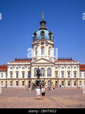 Façade avant du Palais Charlottenburg du XVIIe siècle (Schloss Charlottenburg), Charlottenburg, Berlin, République fédérale d'Allemagne Banque D'Images