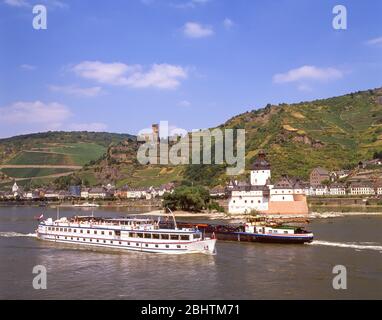 Bateaux à moteur traversant le château de Pfalzgrafenstein sur le Rhin, Kaub, Rhénanie-Palatinat, République fédérale d'Allemagne Banque D'Images