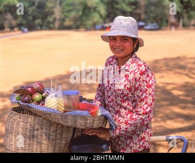 Jeune femme vendeur de fruits, Angkor Thom, Siem Reap, Royaume du Cambodge Banque D'Images