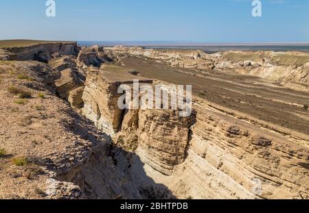 Vue panoramique sur la mer d'Aral du bord du plateau Ustyurt Aktumsuk près de cape à Karakalpakstan, Ouzbékistan Banque D'Images