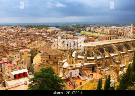 Vue générale de Tortosa avec Ebro depuis le château de Suda. Catalogne, Espagne Banque D'Images