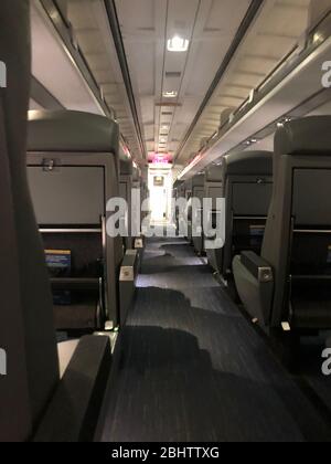 New York, États-Unis. 27 avril 2020. Une voiture ferroviaire Amtrak en route vers Washignton, DC de New York City est presque vide le 27 avril 2020, car les voyageurs continuent de rester chez eux pendant la crise de COVID-19. (Photo de Samuel Rigelhaupt/Sipa USA ) crédit: SIPA USA/Alay Live News Banque D'Images