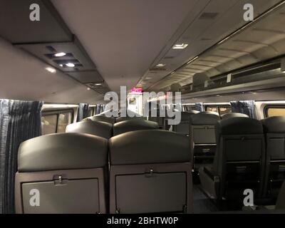 New York, États-Unis. 27 avril 2020. Une voiture ferroviaire Amtrak en route vers Washignton, DC de New York City est presque vide le 27 avril 2020, car les voyageurs continuent de rester chez eux pendant la crise de COVID-19. (Photo de Samuel Rigelhaupt/Sipa USA ) crédit: SIPA USA/Alay Live News Banque D'Images