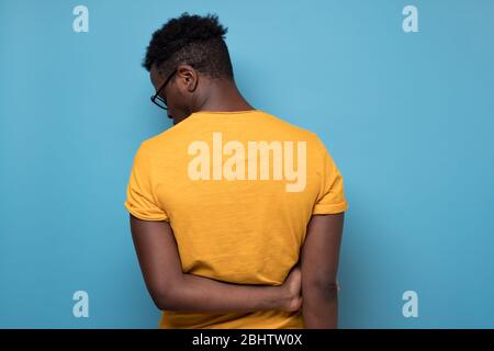 un portrait afro-américain qui se tourne vers l'arrière est un triste désespoir ou seul Banque D'Images