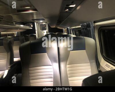 New York, États-Unis. 27 avril 2020. Une voiture ferroviaire Amtrak en route vers Washignton, DC de New York City est presque vide le 27 avril 2020, car les voyageurs continuent de rester chez eux pendant la crise de COVID-19. (Photo de Samuel Rigelhaupt/Sipa USA ) crédit: SIPA USA/Alay Live News Banque D'Images