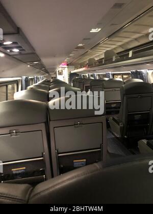 New York, États-Unis. 27 avril 2020. Une voiture ferroviaire Amtrak en route vers Washignton, DC de New York City est presque vide le 27 avril 2020, car les voyageurs continuent de rester chez eux pendant la crise de COVID-19. (Photo de Samuel Rigelhaupt/Sipa USA ) crédit: SIPA USA/Alay Live News Banque D'Images