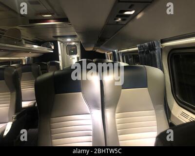 New York, États-Unis. 27 avril 2020. Une voiture ferroviaire Amtrak en route vers Washignton, DC de New York City est presque vide le 27 avril 2020, car les voyageurs continuent de rester chez eux pendant la crise de COVID-19. (Photo de Samuel Rigelhaupt/Sipa USA ) crédit: SIPA USA/Alay Live News Banque D'Images