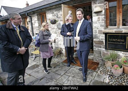 Wales, Crickhowell, Lib DEM leader Nick Clegg visite un Chocolatier, avec AM Kirsty Williams et le député Roger Williams, 12 mars 2012 ©PRWPhotography Banque D'Images