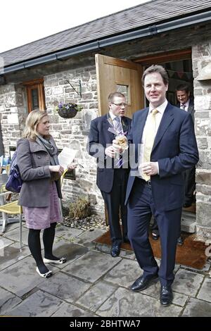 Wales, Crickhowell, Lib DEM leader Nick Clegg visite un Chocolatier, avec AM Kirsty Williams et le député Roger Williams, 12 mars 2012 ©PRWPhotography Banque D'Images