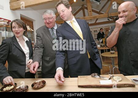 Wales, Crickhowell, Lib DEM leader Nick Clegg visite un Chocolatier, avec AM Kirsty Williams et le député Roger Williams, 12 mars 2012 ©PRWPhotography Banque D'Images