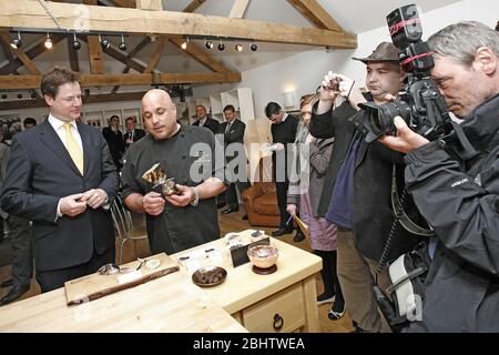 Wales, Crickhowell, Lib DEM leader Nick Clegg visite un Chocolatier, avec AM Kirsty Williams et le député Roger Williams le 12 mars 2012 ©PRWPhotolog Banque D'Images