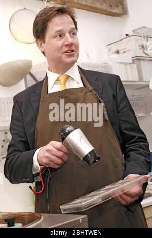 Wales, Crickhowell, Lib DEM leader Nick Clegg visite un Chocolatier, avec AM Kirsty Williams et le député Roger Williams, 12 mars 2012 ©PRWPhotography Banque D'Images