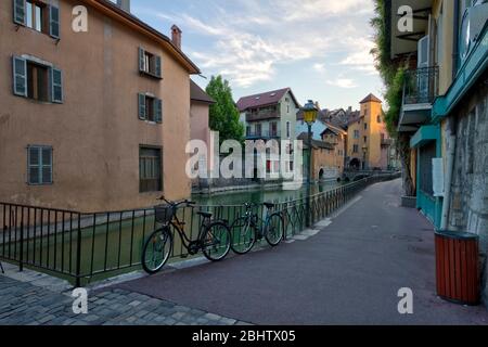 Rue à Annecy vieille ville, France, HDR Banque D'Images