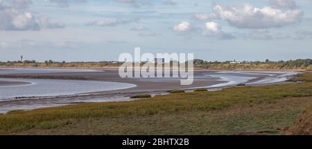 Mudflats et saltmarsh près de Hale Head sur l'estuaire de Mersey, avec la tour de contrôle de l'aéroport John Lennon de Liverpool en arrière-plan Banque D'Images