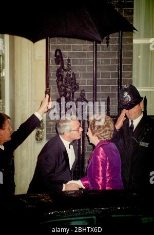 Le 26 septembre 1995, le Premier ministre John Major et Margaret Thatcher, baronne Thatcher, à l'extérieur de la porte du 10 Downing Street, Londres, Royaume-Uni. Banque D'Images