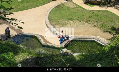 Vue sur la piscine à source chaude depuis la Grand Promenade derrière Bathhouse Row dans la ville de Hot Springs, Arkansas, États-Unis Banque D'Images