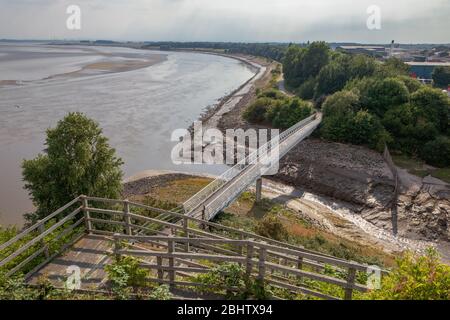 Le ruisseau Ditton s'élève au sud de Liverpool et rencontre l'estuaire de Mersey où le sentier Trans Pennine entre dans la réserve naturelle locale du pré Pickerings Banque D'Images