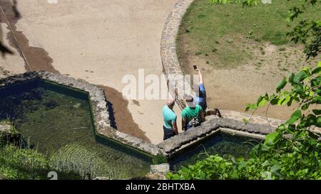 Vue sur la piscine à source chaude depuis la Grand Promenade derrière Bathhouse Row dans la ville de Hot Springs, Arkansas, États-Unis Banque D'Images