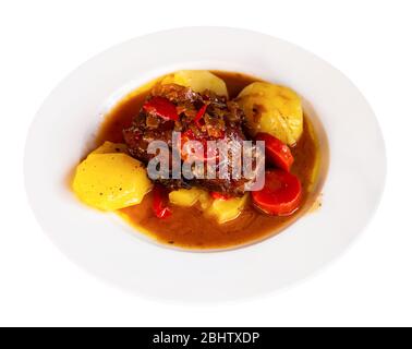 Délicieux épaule d'agneau rôti servie avec de la pomme de terre et de la carotte. Isolé sur fond blanc Banque D'Images