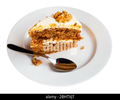 Une tranche de délicieux gâteau de carottes en gros plan. Isolé sur fond blanc Banque D'Images