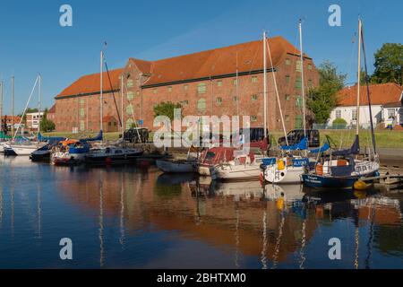 Eider-Habour et l'ancien Packhaus ou entrepôt de Tönning sur la mer du Nord, district North Frisia, Schleswig-Holstein, Allemagne du Nord, Europe Banque D'Images