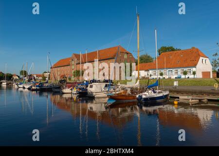 Eider-Habour et l'ancien Packhaus ou entrepôt de Tönning sur la mer du Nord, district North Frisia, Schleswig-Holstein, Allemagne du Nord, Europe Banque D'Images