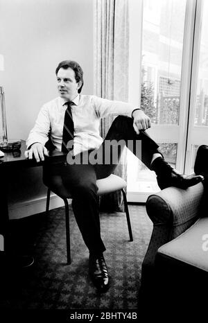 Tony Blair, photographié chez lui au début des années 1990, avant de devenir Premier ministre du Royaume-Uni. Banque D'Images