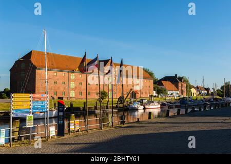 Eider-Habour et l'ancien Packhaus ou entrepôt de Tönning sur la mer du Nord, district North Frisia, Schleswig-Holstein, Allemagne du Nord, Europe Banque D'Images