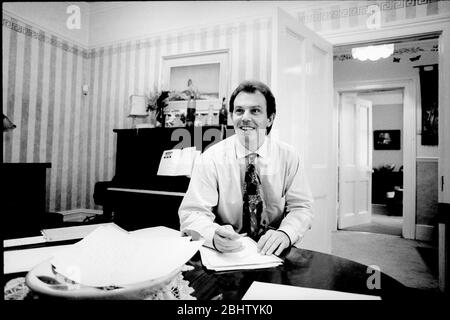 Tony Blair, photographié chez lui au début des années 1990, avant de devenir Premier ministre du Royaume-Uni. Banque D'Images