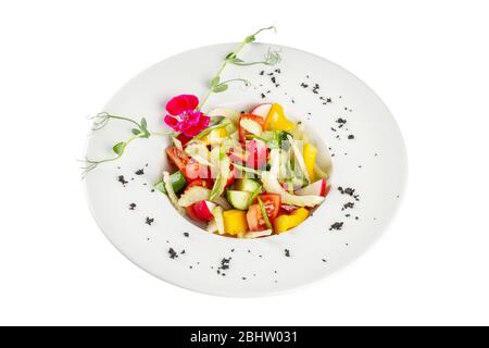 Salade de printemps de légumes frais dans une assiette blanche. Banque D'Images