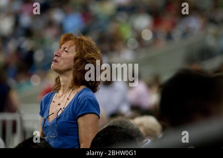 Houston, Texas États-Unis, 6 août 2011: Les membres de l'auditoire réagissent aux prières et à la musique à la réponse, un appel à la prière d'une journée pour une nation en crise qui a attiré plus de 30 000 fidèles à entendre des prières, de la musique gospel et des orateurs évangéliques conservateurs au stade reliant. ©Marjorie Kamys Cotera/Daemmrich Photographie Banque D'Images