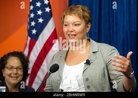 Austin Texas États-Unis, 20 juillet 2011 : États-Unis Lisa P. Jackson, administratrice de l'EPA, s'exprime lors d'une conférence de presse annonçant une stratégie fédérale visant à promouvoir les marchés et les emplois du recyclage de l'électronique aux États-Unis, une priorité de l'administration Obama pour encourager une conception plus écologique et promouvoir le recyclage. L'événement a eu lieu en Round2, une usine de recyclage de haute technologie à Austin. ©Bob Daemmrich Banque D'Images