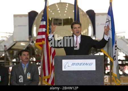 San Antonio Texas États-Unis, 23 juin 2011: Le gouverneur du Texas Rick Perry parle devant un nouvel avion Boeing 787 lors d'une cérémonie de signature de facture à l'usine Boeing dans le sud de San Antonio. Perry a signé une loi d'État exemptant certains avions des taxes lorsqu'ils sont temporairement hébergés dans des installations du Texas. ©Bob Daemmrich Banque D'Images