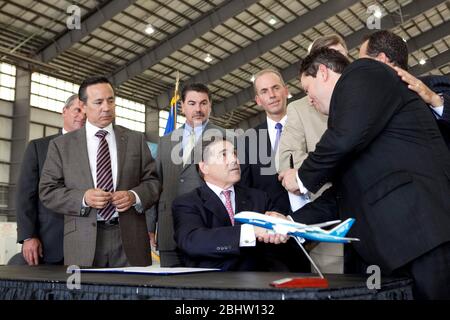 San Antonio Texas États-Unis, 23 juin 2011: Le gouverneur du Texas Rick Perry serre la main lors d'une cérémonie de signature de facture à l'usine Boeing dans le sud de San Antonio. La nouvelle loi de l'État exempte certains aéronefs de taxes lorsqu'ils sont temporairement hébergés dans des installations du Texas. ©Bob Daemmrich Banque D'Images