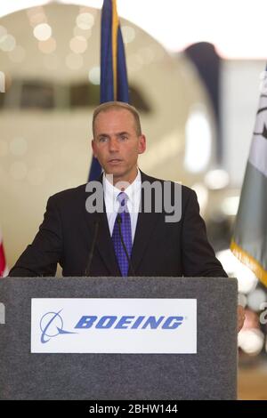 San Antonio Texas USA, 23 juin 2011: Dennis Muilenburg, PDG de Boeing Defense, Space and Security, parle devant un Boeing 787 lors d'une cérémonie de signature de facture au Texas à l'usine Boeing dans le sud de San Antonio. Le gouverneur du Texas, Rick Perry, a signé une loi d'État exemptant certains avions des taxes lorsqu'ils sont temporairement hébergés dans des installations du Texas. ©Bob Daemmrich Banque D'Images