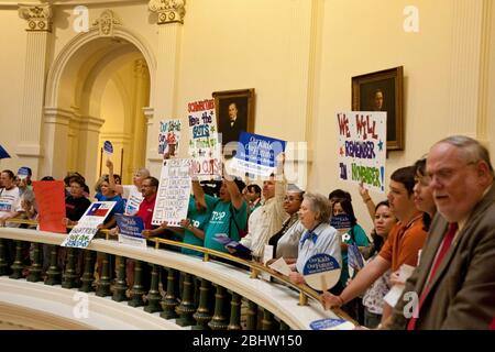 Austin Texas Etats-Unis, 6 juin 2011: Des étudiants, des parents et des enseignants tiennent des signes de protestation lors d'une manifestation dans la rotonde du Capitole du Texas contre les réductions du financement de l'éducation. ©Marjorie Kamys Cotera/Daemmrich Photographie Banque D'Images