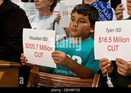 Austin Texas Etats-Unis, 6 juin 2011: Les étudiants, les parents et les enseignants tiennent des signes avec des montants de réductions budgétaires dans des districts scolaires indépendants dans tout l'Etat lors d'une manifestation au Capitole du Texas contre les budgets au financement de l'éducation. ©Marjorie Kamys Cotera/Daemmrich Photographie Banque D'Images