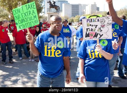 Austin Texas États-Unis, 1 mars 2011: Les hommes afro-américains handicapés se rallient contre les réductions budgétaires dans les services à domicile et dans les services communautaires au Capitole du Texas. ©Marjorie Kamys Cotera/Daemmrich Photographie Banque D'Images