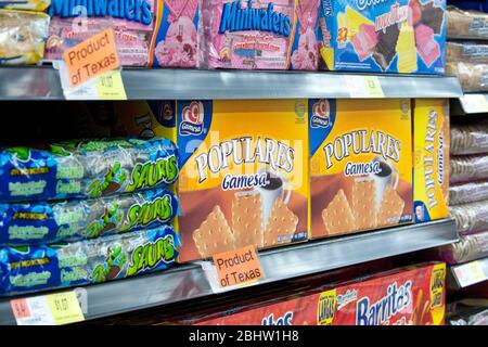 Austin Texas États-Unis, 26 octobre 2010: Exposition de biscuits et de craquelins avec double emballage anglais/espagnol chez Walmart. ©Marjorie Kamys Cotera/Daemmrich Photographie Banque D'Images