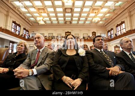 Austin Texas États-Unis, 8 février 2011: Les sénateurs de l'État du Texas (de gauche à droite) Florence Shapiro, John Whitmire, Leticia Van de Putte, Eddie Lucio et Jeff Wentworth écoutent le discours du gouverneur sur l'État de l'État au Capitole du Texas. ©Marjorie Kamys Cotera/Daemmrich Photographie Banque D'Images