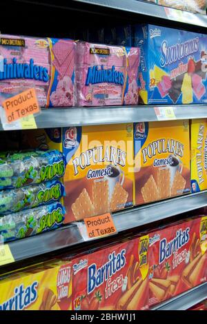 Austin Texas États-Unis, 26 octobre 2010: Exposition de biscuits et de craquelins avec double emballage anglais/espagnol chez Walmart. ©Marjorie Kamys Cotera/Daemmrich Photographie Banque D'Images