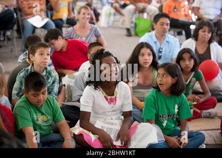 Austin Texas Etats-Unis, 15 octobre 2010: Groupe multi-ethnique d'enfants écouter l'histoire pendant le festival du livre du Texas . ©Marjorie Kamys Cotera/Daemmrich Photographie Banque D'Images