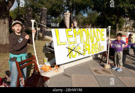 Austin Texas États-Unis, 24 janvier 2011: Les étudiants des écoles publiques protestent contre les réductions majeures proposées par le législateur au budget de l'éducation de l'État en érigeant un panneau pour un stand de limonade vendant la limonade pour $9 milliards au lieu de 10 cents sur le terrain du Capitole. ©Marjorie Kamys Cotera/Daemmrich Photographie Banque D'Images