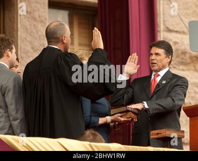 Austin, Texas États-Unis, 18 janvier 2011: Le juge en chef de la Cour suprême du Texas Wallace Jefferson (L) a juré au gouverneur du Texas Rick Perry à son troisième mandat complet. ©Marjorie Kamys Cotera/Daemmrich Photographie Banque D'Images