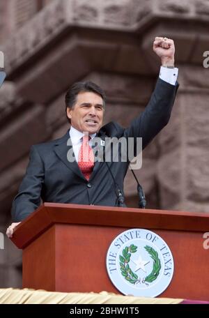 Austin, Texas États-Unis, 18 janvier 2011: Le gouverneur du Texas Rick Perry élève son poing lors de son discours inaugural après avoir prêté serment pour son troisième mandat à titre de gouverneur © Marjorie Kamys Cotera/ Daemmrich Photography Banque D'Images