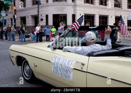 Austin Texas États-Unis, 11 novembre 2010: Ed Deittrick, un vétéran de 92 ans, conduit sa voiture décapotable d'époque dans le défilé annuel de la fête des anciens combattants sur l'avenue du Congrès vers le capitole de l'État dans le centre-ville. ©Bob Daemmrich Banque D'Images