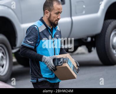 Berks County, Pennsylvanie, États-Unis, 26 avril 2020-Amazon livrant des gants sur la rue de banlieue Banque D'Images