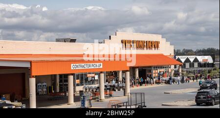 Berks County, Pennsylvanie: 26 avril 2020- clients social distance en attendant en ligne pour entrer dans Home Depot. Banque D'Images