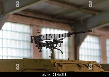 Équipement militaire de la seconde guerre mondiale. Pistolet à machine sur le toit d'un porte-personnel blindé. Banque D'Images